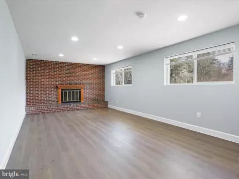 Living - 7852 Glenister Dr, Springfield, VA 22152 photo 4 of 5