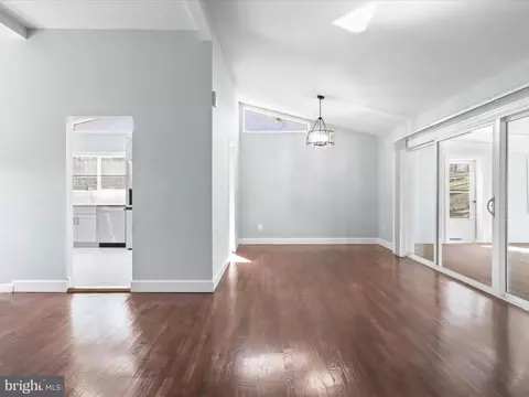 Entry Way - 7852 Glenister Dr, Springfield, VA 22152 photo 2 of 4