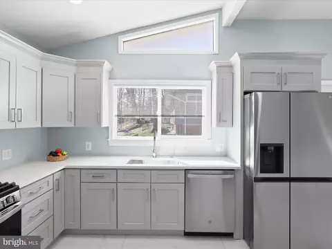 Kitchen - 7852 Glenister Dr, Springfield, VA 22152 photo 2 of 3