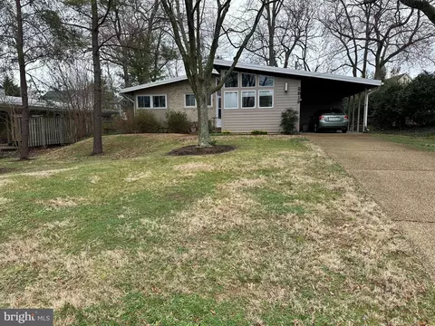 2919 Meadow View Rd, Falls Church, VA 22042