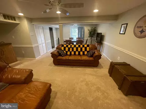Living - 9218 Setter Pl, Springfield, VA 22153 photo 3 of 4