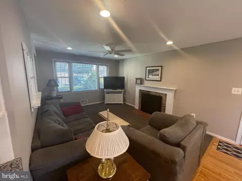 Living - 9218 Setter Pl, Springfield, VA 22153 photo 1 of 4