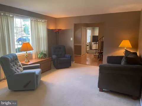 Living - 9218 Setter Pl, Springfield, VA 22153 photo 2 of 4