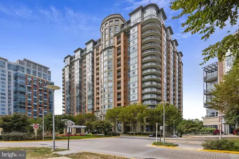 8220 Crestwood Heights Dr #912, Mclean, VA 22102