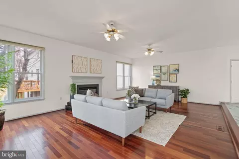 Living - 2414 Mill Heights Dr, Herndon, VA 20171 photo 3 of 4