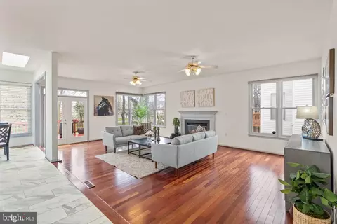 Living - 2414 Mill Heights Dr, Herndon, VA 20171 photo 2 of 4