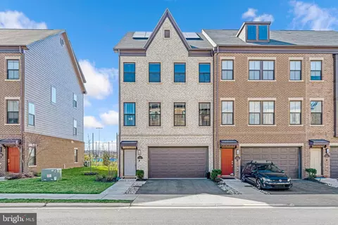 3088 Alan Shepard St, Herndon, VA 20171