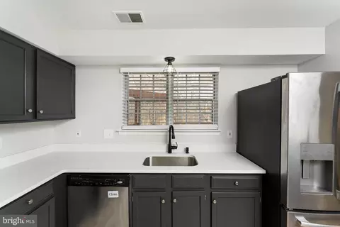 Kitchen - 14846 Basingstoke Loop, Centreville, VA 20120 photo 2 of 4