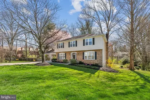 6861 Grande Ln, Falls Church, VA 22043