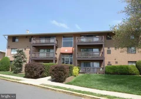 2756 Hollywood Rd #104, Falls Church, VA 22043