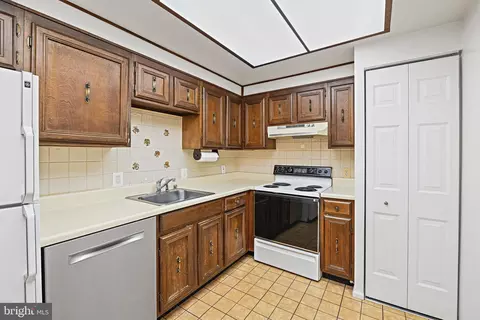 Kitchen - 7621 Provincial Dr #209, Mclean, VA 22102 photo 2 of 3