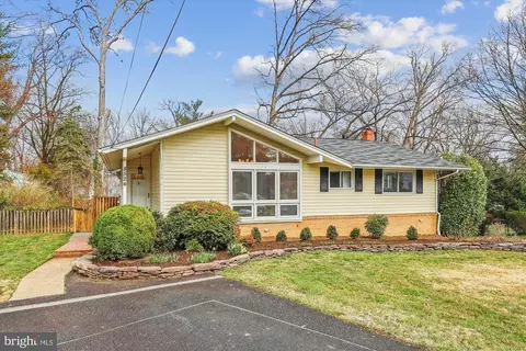 8524 Acorn Cir, Vienna, VA 22180