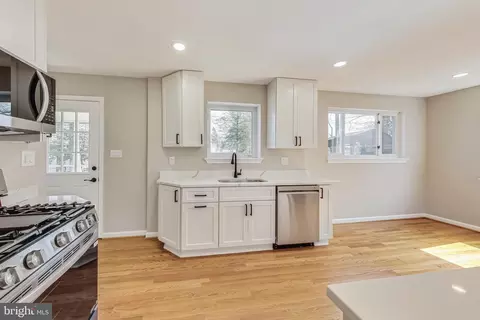 Kitchen - 5811 Atteentee Rd, Springfield, VA 22150 photo 3 of 4