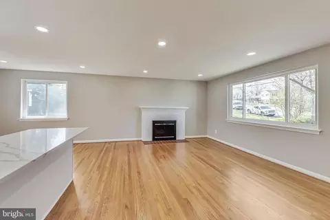 Living - 5811 Atteentee Rd, Springfield, VA 22150 photo 4 of 6