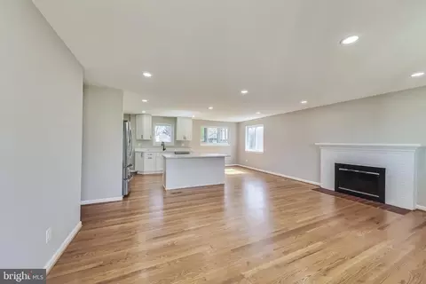 Living - 5811 Atteentee Rd, Springfield, VA 22150 photo 2 of 6