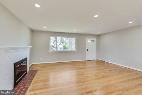 Living - 5811 Atteentee Rd, Springfield, VA 22150 photo 3 of 6