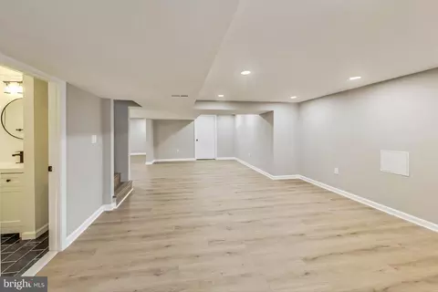 Living - 5811 Atteentee Rd, Springfield, VA 22150 photo 5 of 6