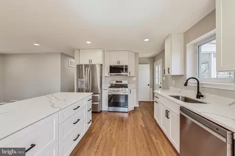 Kitchen - 5811 Atteentee Rd, Springfield, VA 22150 photo 2 of 4