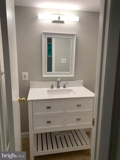 Bath - 7710 Martel Pl, Springfield, VA 22152 photo 8 of 9