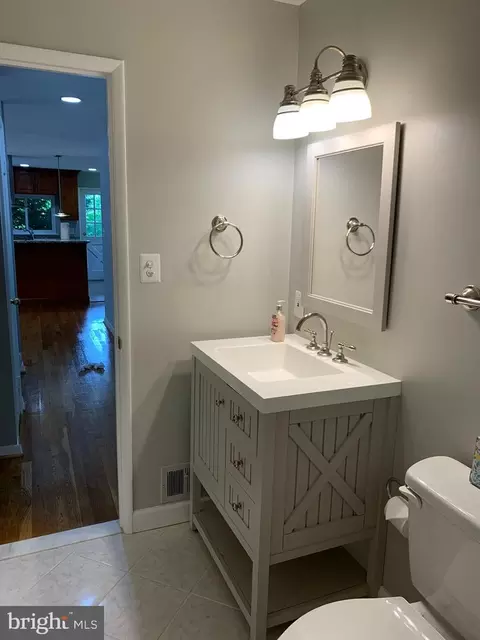 Bath - 7710 Martel Pl, Springfield, VA 22152 photo 5 of 9