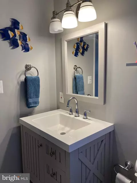 Bath - 7710 Martel Pl, Springfield, VA 22152 photo 6 of 9