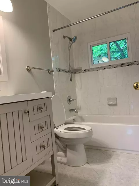 Bath - 7710 Martel Pl, Springfield, VA 22152 photo 4 of 9