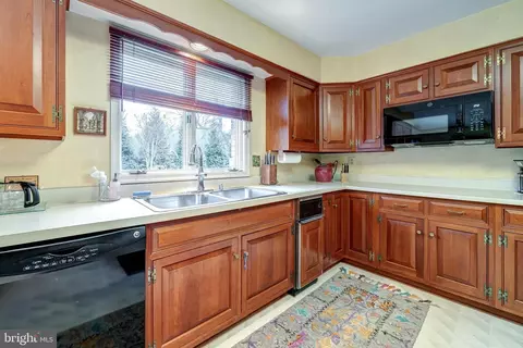 Kitchen - 6288 Dunaway Ct, Mclean, VA 22101 photo 5 of 6