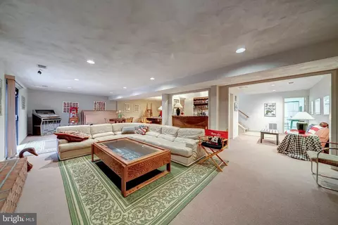 Living - 6288 Dunaway Ct, Mclean, VA 22101 photo 8 of 9