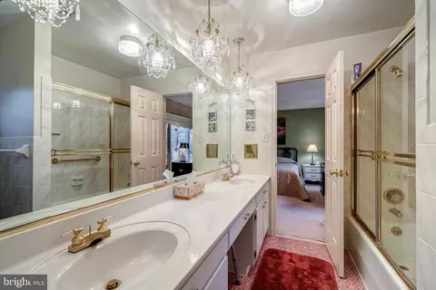 Bath - 6288 Dunaway Ct, Mclean, VA 22101 photo 4 of 6