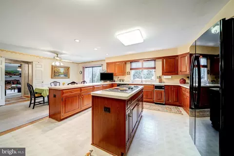 Kitchen - 6288 Dunaway Ct, Mclean, VA 22101 photo 3 of 6