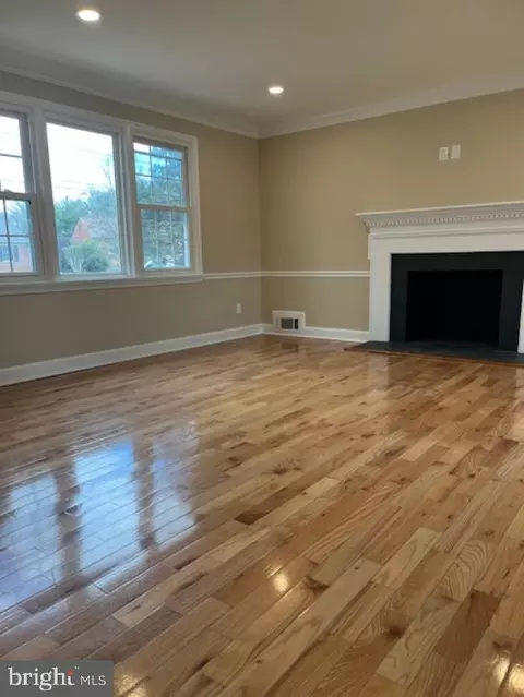 Living - 6106 Fox Hill St, Springfield, VA 22150 photo 2 of 5