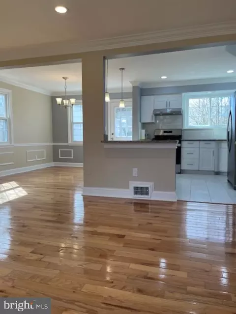 Living - 6106 Fox Hill St, Springfield, VA 22150 photo 4 of 5