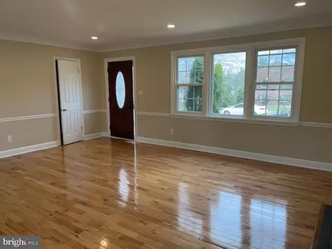 Living - 6106 Fox Hill St, Springfield, VA 22150 photo 1 of 5