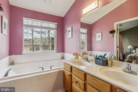Bath - 8350 Jovin Cir, Springfield, VA 22153 photo 4 of 4