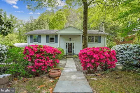 4005 King Arthur Rd, Annandale, VA 22003