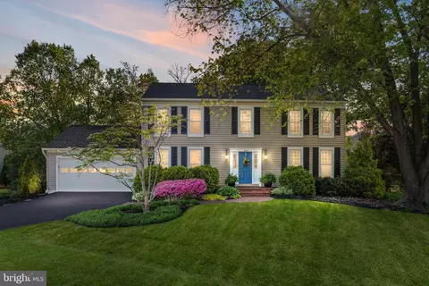 3203 Nestlewood Dr, Herndon, VA 20171