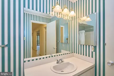 Bath - 11706 Newbridge Ct, Reston, VA 20191 photo 3 of 5