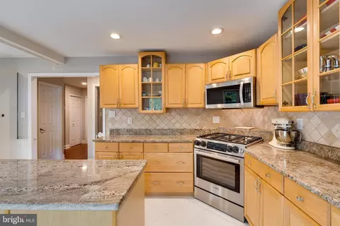 Kitchen - 11921 Travistock Ct, Reston, VA 20191 photo 8 of 12