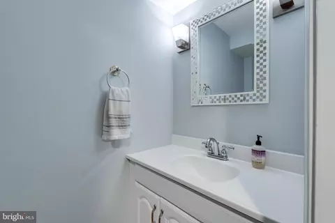 Bath - 11921 Travistock Ct, Reston, VA 20191 photo 10 of 11