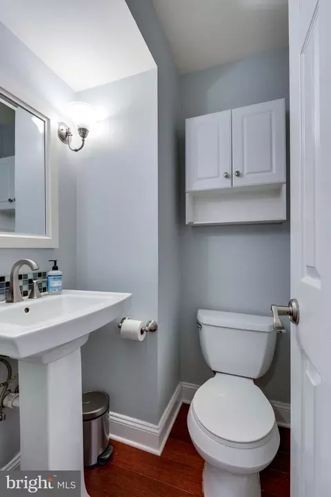Bath - 11921 Travistock Ct, Reston, VA 20191 photo 2 of 11