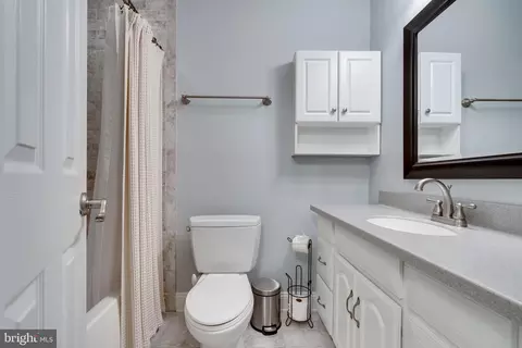 Bath - 11921 Travistock Ct, Reston, VA 20191 photo 4 of 11