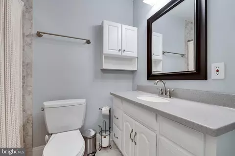 Bath - 11921 Travistock Ct, Reston, VA 20191 photo 3 of 11