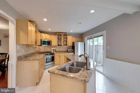 Kitchen - 11921 Travistock Ct, Reston, VA 20191 photo 6 of 12