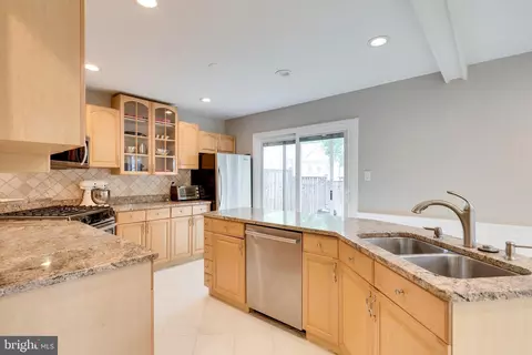 Kitchen - 11921 Travistock Ct, Reston, VA 20191 photo 11 of 12