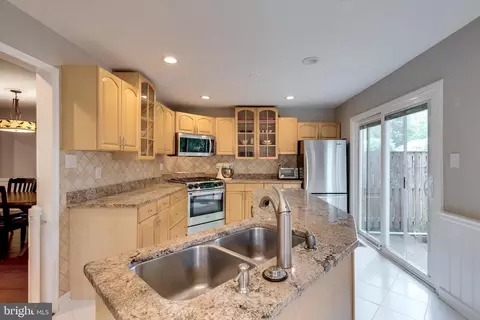 Kitchen - 11921 Travistock Ct, Reston, VA 20191 photo 5 of 12