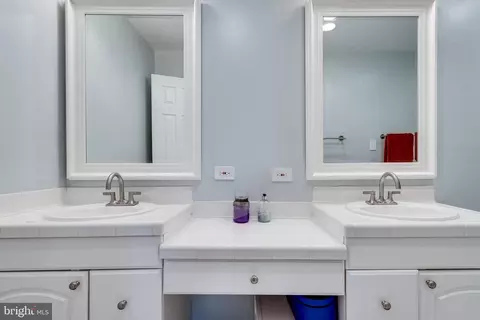 Bath - 11921 Travistock Ct, Reston, VA 20191 photo 7 of 11
