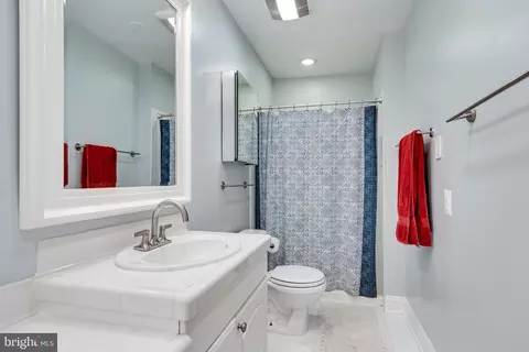 Bath - 11921 Travistock Ct, Reston, VA 20191 photo 8 of 11