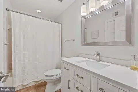 Bath - 11922 Winstead Ln, Reston, VA 20194 photo 6 of 7