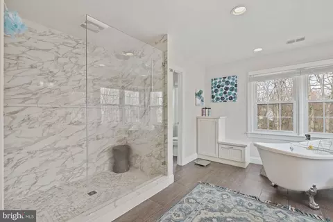 Bath - 11922 Winstead Ln, Reston, VA 20194 photo 4 of 7