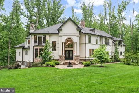 1060 Vista Dr, Mclean, VA 22102